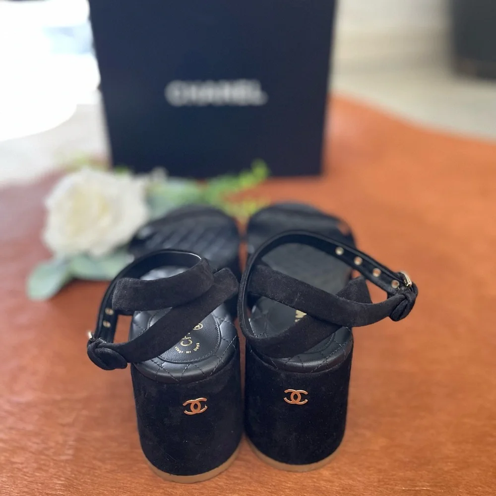 CHANEL elegant platform